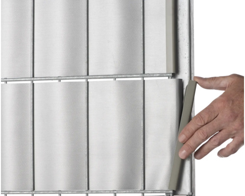 Sichtschutzstreifen im Doppelstabmattenzaun werden von einer Hand befestigt.