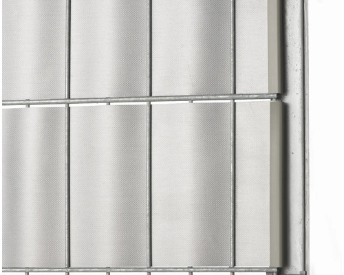 Detailansicht eines Zaunsichtschutzes mit Gitterstruktur