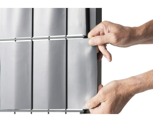 Sichtschutzstreifen aus Kunststoff wird an einem Metallzaun befestigt