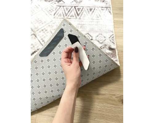 Tapis avec sous-couche antidérapante et bandes adhésives pour la fixation