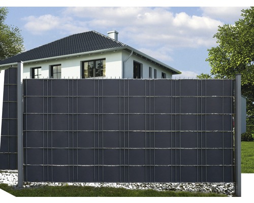 Sichtschutzzaun aus Metall und Kunststoff vor einem Haus