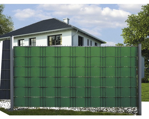 Sichtschutzzaun aus Kunststoff vor einem Haus