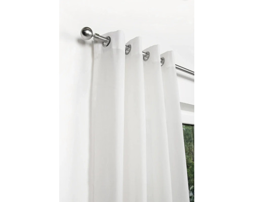 Weisse Gardine mit Ösen an einer Gardinenstange