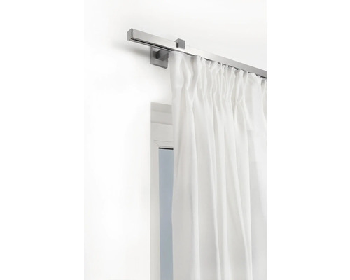 Gardinenstange aus Metall mit weißer Gardine am Fenster