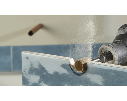 Eine Fliese wird mit einem Rotationswerkzeug bearbeitet.