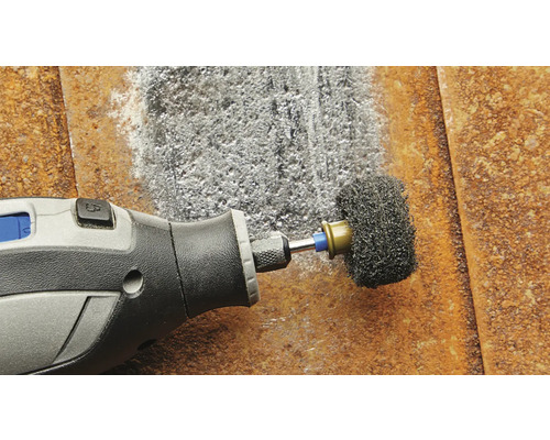 Outil rotatif avec brosse de nettoyage sur métal