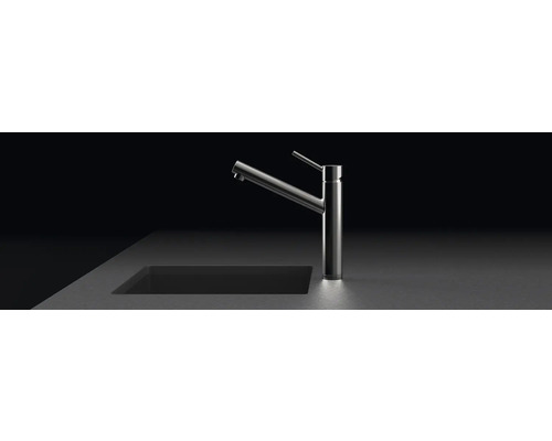 Robinet de cuisine en métal à côté de l''évier