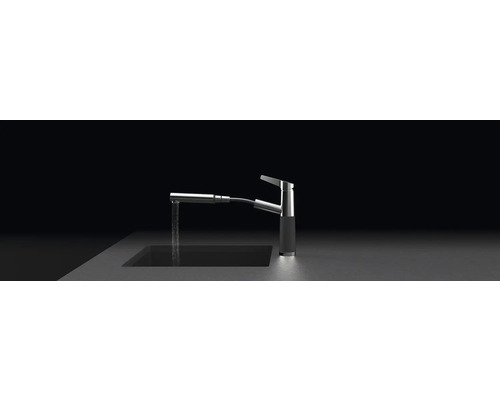 Robinet de cuisine avec douchette extractible au-dessus de l''évier