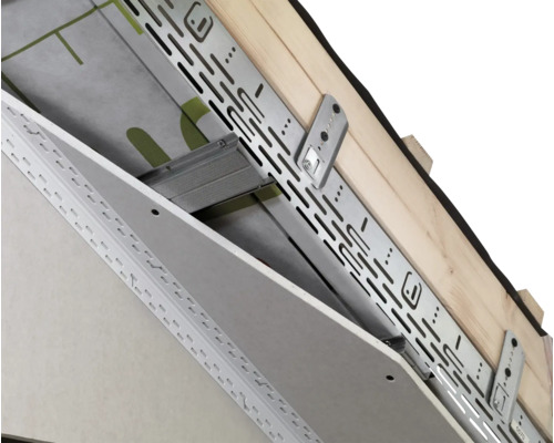 Dachkonstruktion mit Dämmmaterial und Metallprofilen für den Innenausbau