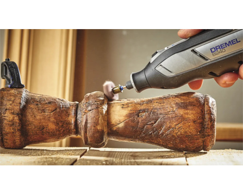 Outil multifonction Dremel 8240 en utilisation sur un objet en bois