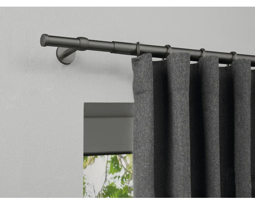 Gardinenstange mit grauen Vorhängen an der Wand