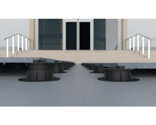 Terrassenplatten auf höhenverstellbaren Stelzlagern vor Gebäude