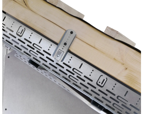 Detailansicht einer Dachkonstruktion mit Traufelüftungsprofil und Befestigungswinkel.