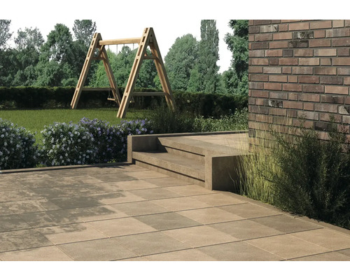 Terrasse avec pavés, escalier et balançoire dans le jardin