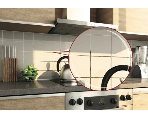 Scène de cuisine avec des carreaux sur le mur au-dessus du plan de travail.