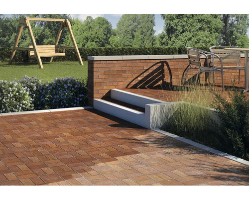 Terrasse mit Pflastersteinen, Mauer und Gartenschaukel