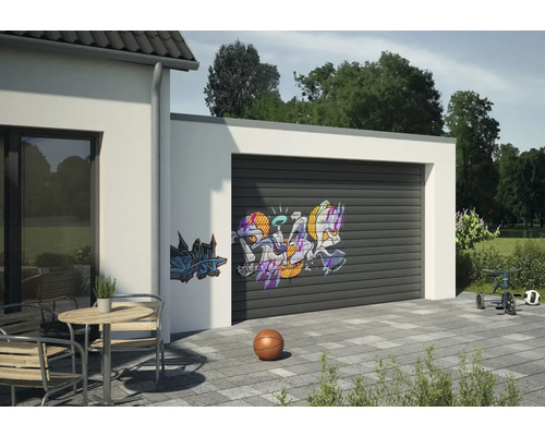 Garagenrolltor mit Graffiti-Design in Hofeinfahrt