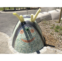 Chenille décorative en mosaïque avec un visage amical pour l''extérieur