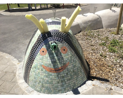 Dekorative Mosaikraupe mit freundlichem Gesicht für den Aussenbereich