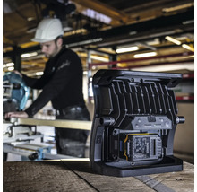 Akkubetriebene Arbeitsleuchte im Einsatz auf einer Baustelle mit Arbeiter