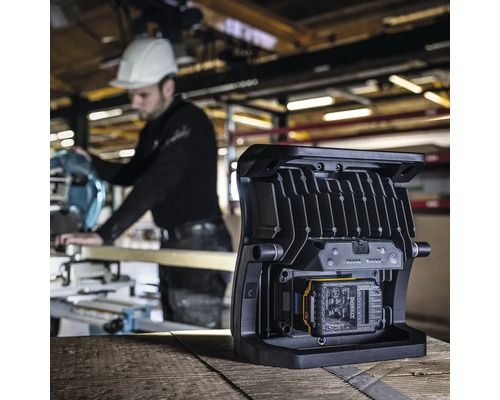 Akkubetriebene Arbeitsleuchte im Einsatz auf einer Baustelle mit Arbeiter