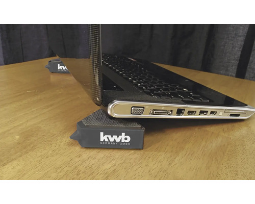 Ordinateur portable sur pieds d''appareil KWB sur une table