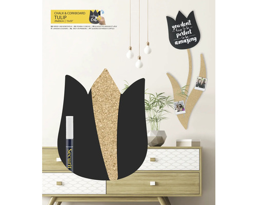 Tableau noir et tableau d''affichage tulipe devant une commode avec décoration
