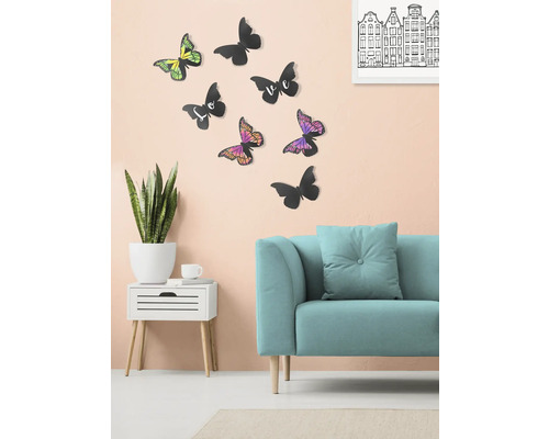 Salon décoratif avec canapé, table d''appoint, plante d''intérieur et décoration murale papillon