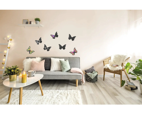 Salon avec canapé gris, coussins, tapis, table, chaise, décoration murale et plantes d''intérieur pour une ambiance chaleureuse.