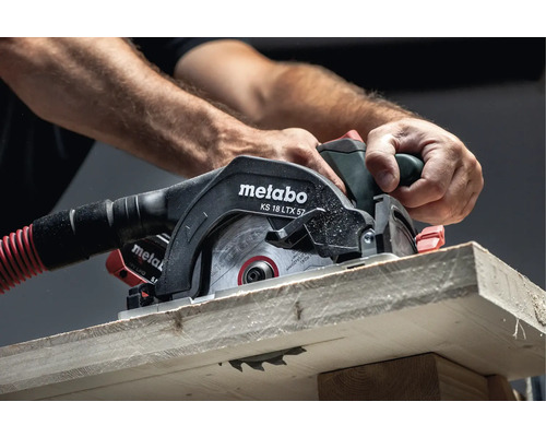 Metabo Handkreissäge KS 18 LTX 57 beim Schneiden eines Holzbretts