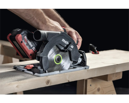Metabo Akku Handkreissäge beim Schneiden von Holz