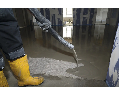 Estrichverlegung in einem Raum mit Estrichpumpe