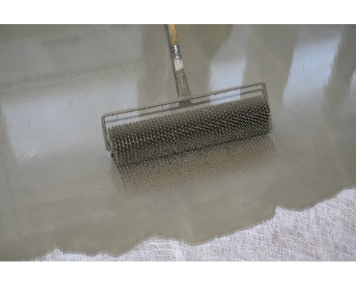 Entlüftungswalze für Bodenbeschichtung im Einsatz