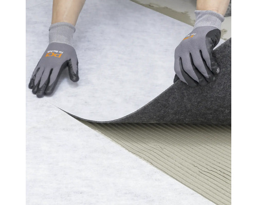 Verlegung von Entkopplungsbahnen auf Estrich mit Kleber