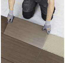 Carreleur pose des carreaux de sol