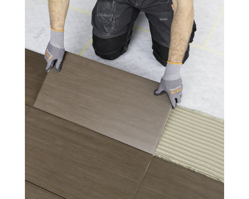 Fliesenleger verlegt Bodenfliesen