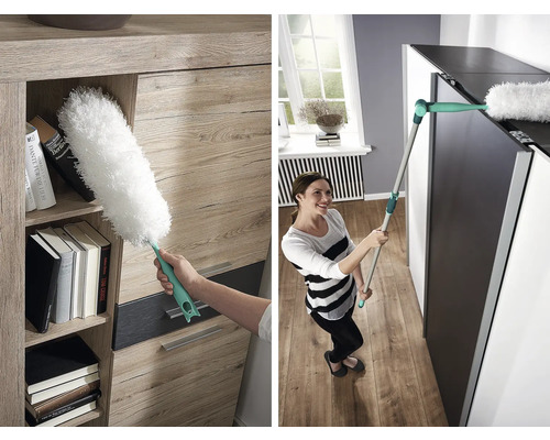 Eine Frau reinigt Möbel mit einem Staubwedel.