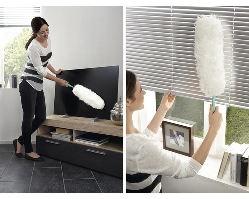 Frau reinigt Fernseher und Jalousien mit Staubwedel