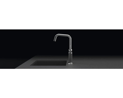 Robinet de cuisine avec bec verseur rectangulaire sur évier