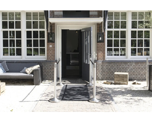 Zone d''entrée d''un bâtiment avec poteaux de guidage et sièges