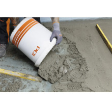 La chape est versée d''un seau de PCI.