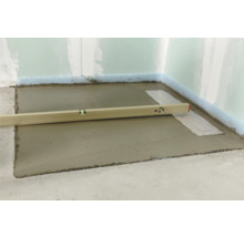 L''enduit de lissage est appliqué à l''aide d''un niveau à bulle