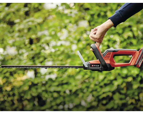 Eine Person bedient eine Akku-Heckenschere von Einhell zum Schneiden von Hecken.