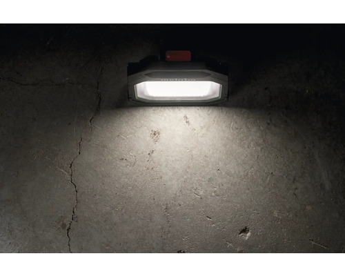 Logo Metabo. L''image montre une lampe de travail qui éclaire un sol en béton.