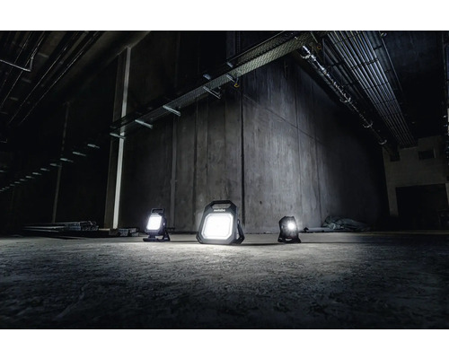Trois projecteurs de chantier Metabo dans un environnement sombre
