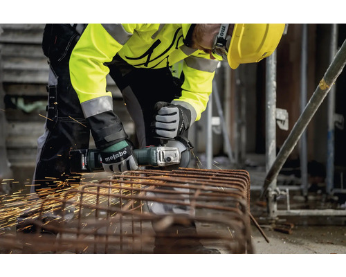 "Un ouvrier coupe de l''acier avec une meuleuse d''angle 