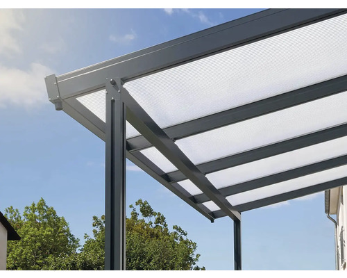 Detailansicht einer Terrassenüberdachung mit Aluminiumrahmen und transluzentem Dach