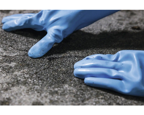 Deux gants de protection bleus sur une surface rugueuse