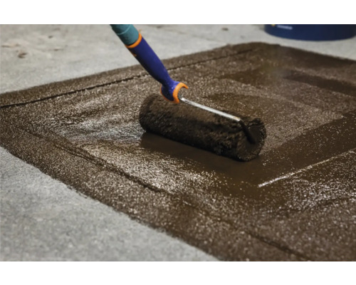 Application d''un revêtement à l''aide d''un rouleau à peinture sur une surface