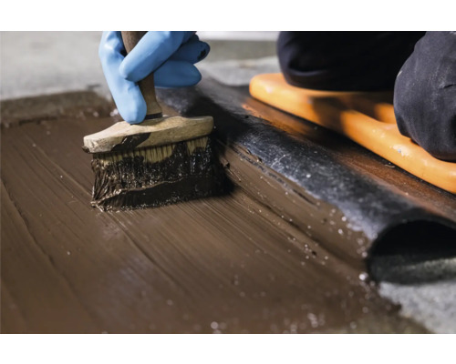 Auftragen von Dichtungsmittel mit Pinsel auf eine Oberfläche